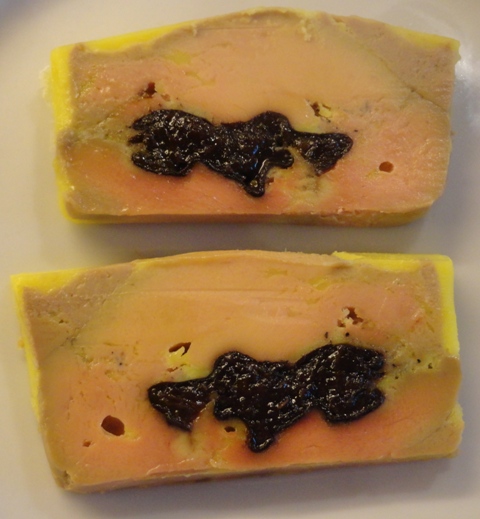 Terrine de foie gras mi-cuit aux pruneaux cuisson basse température